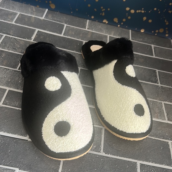 Ying Yang Cozy Slipper New - Picture 3 of 3